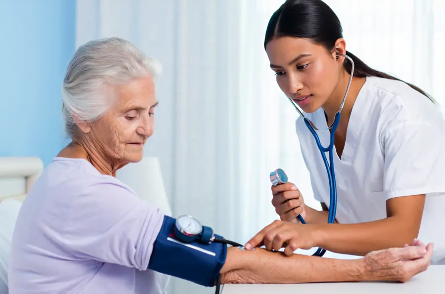 Enfermera realiza control de la presion arterial